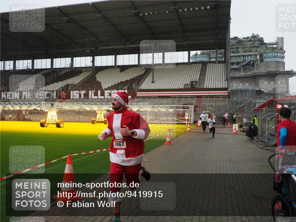 07.12.2025 - St. Pauli X-Mass-Run No. 15 Fabian Wolf http://msf.ph/oto/9419915 07.12.2025 11:35:35 Ziel 527, 535, 2660, 3967, 4408, 4843 meine-sportfotos.de