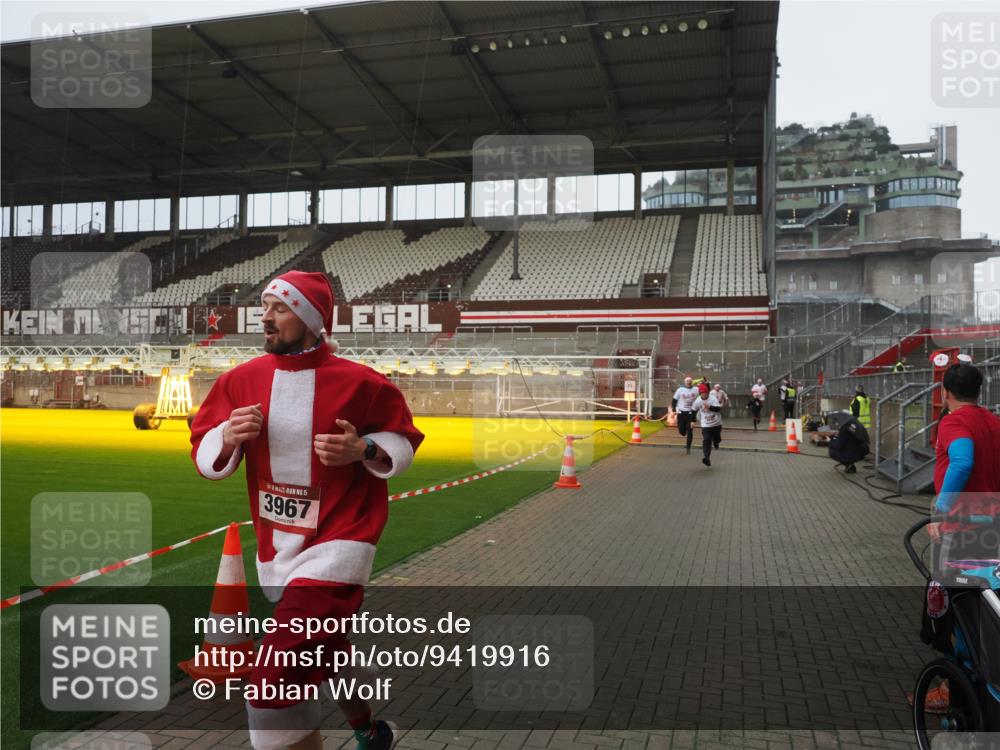 07.12.2025 - St. Pauli X-Mass-Run No. 15 Fabian Wolf http://msf.ph/oto/9419916 07.12.2025 11:35:35 Ziel 527, 535, 2660, 3967, 4408, 4843 meine-sportfotos.de