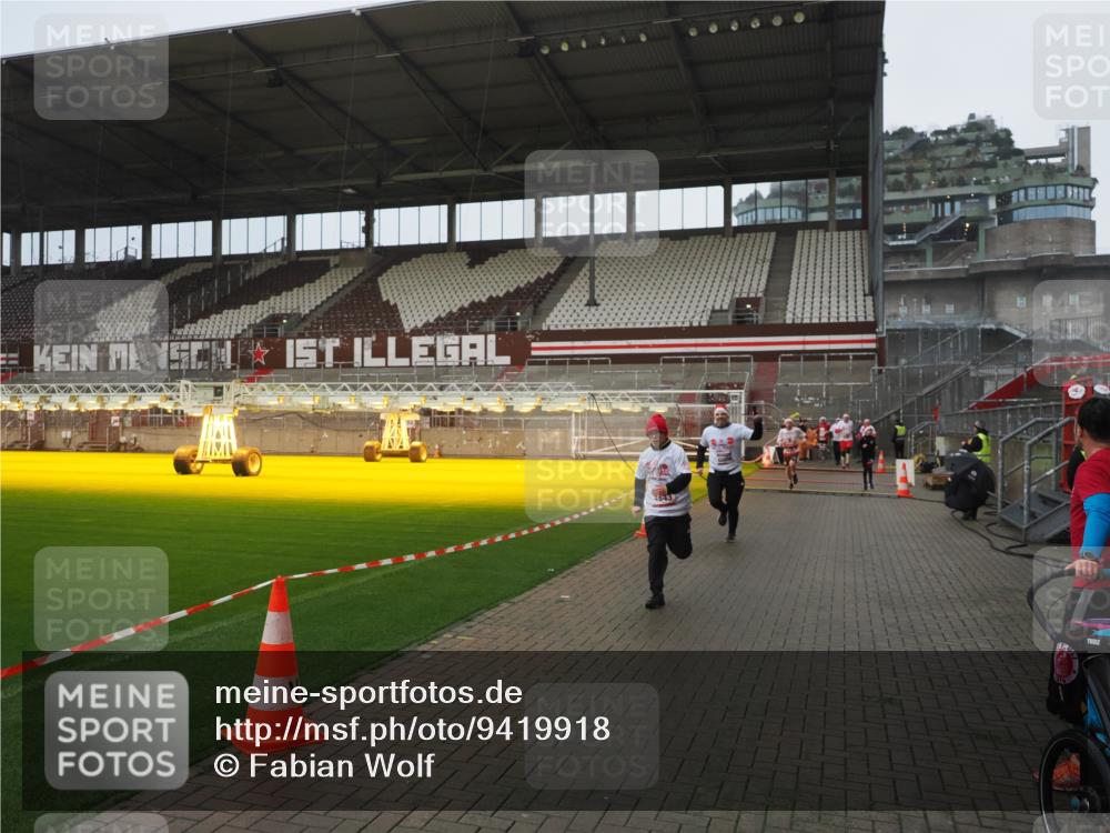 07.12.2025 - St. Pauli X-Mass-Run No. 15 Fabian Wolf http://msf.ph/oto/9419918 07.12.2025 11:35:37 Ziel 527, 535, 2660, 2902, 2962, 3967, 4408, 4843 meine-sportfotos.de