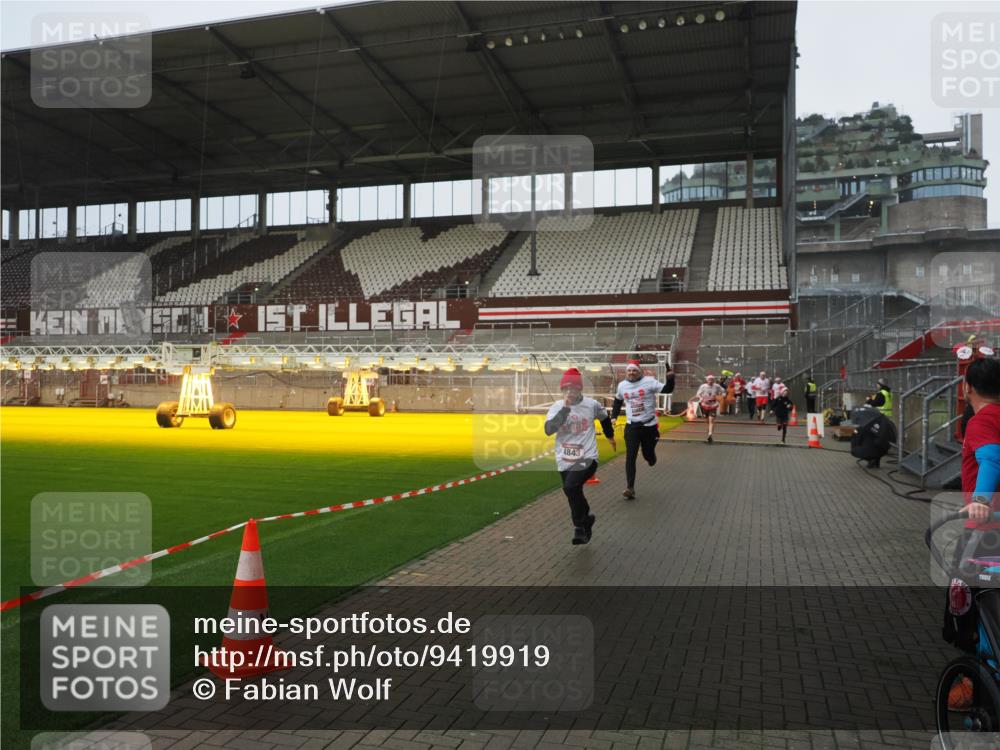 07.12.2025 - St. Pauli X-Mass-Run No. 15 Fabian Wolf http://msf.ph/oto/9419919 07.12.2025 11:35:37 Ziel 527, 535, 2660, 2902, 2962, 3967, 4408, 4843 meine-sportfotos.de