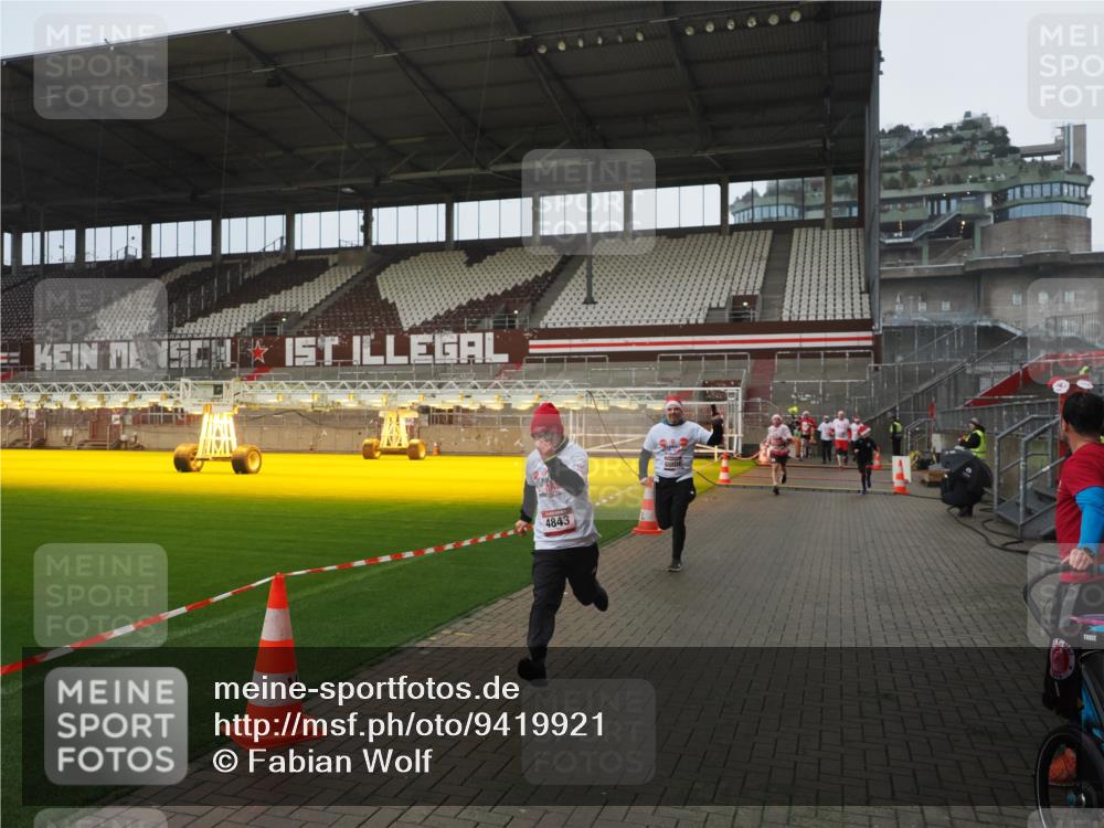 07.12.2025 - St. Pauli X-Mass-Run No. 15 Fabian Wolf http://msf.ph/oto/9419921 07.12.2025 11:35:38 Ziel 527, 535, 2660, 2902, 2962, 3967, 4408, 4843 meine-sportfotos.de