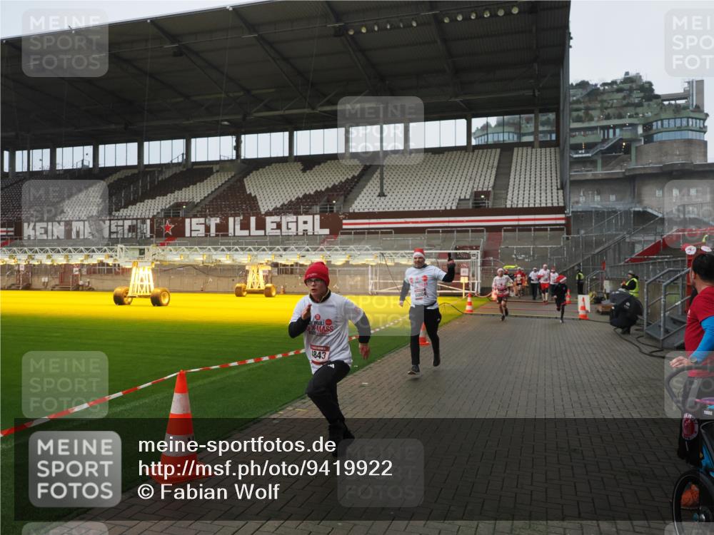 07.12.2025 - St. Pauli X-Mass-Run No. 15 Fabian Wolf http://msf.ph/oto/9419922 07.12.2025 11:35:38 Ziel 527, 535, 2660, 2902, 2962, 3967, 4408, 4843 meine-sportfotos.de