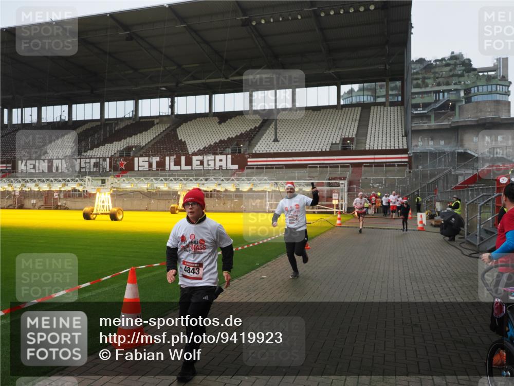 07.12.2025 - St. Pauli X-Mass-Run No. 15 Fabian Wolf http://msf.ph/oto/9419923 07.12.2025 11:35:38 Ziel 527, 535, 2660, 2902, 2962, 3967, 4408, 4843 meine-sportfotos.de