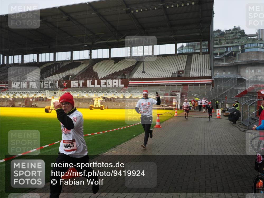 07.12.2025 - St. Pauli X-Mass-Run No. 15 Fabian Wolf http://msf.ph/oto/9419924 07.12.2025 11:35:38 Ziel 527, 535, 2660, 2902, 2962, 3967, 4408, 4843 meine-sportfotos.de