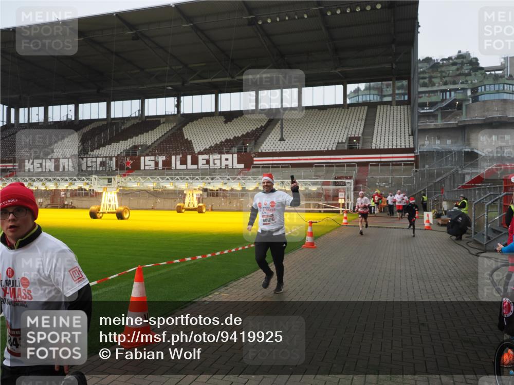 07.12.2025 - St. Pauli X-Mass-Run No. 15 Fabian Wolf http://msf.ph/oto/9419925 07.12.2025 11:35:39 Ziel 527, 535, 2660, 2902, 2962, 3967, 4408, 4843 meine-sportfotos.de