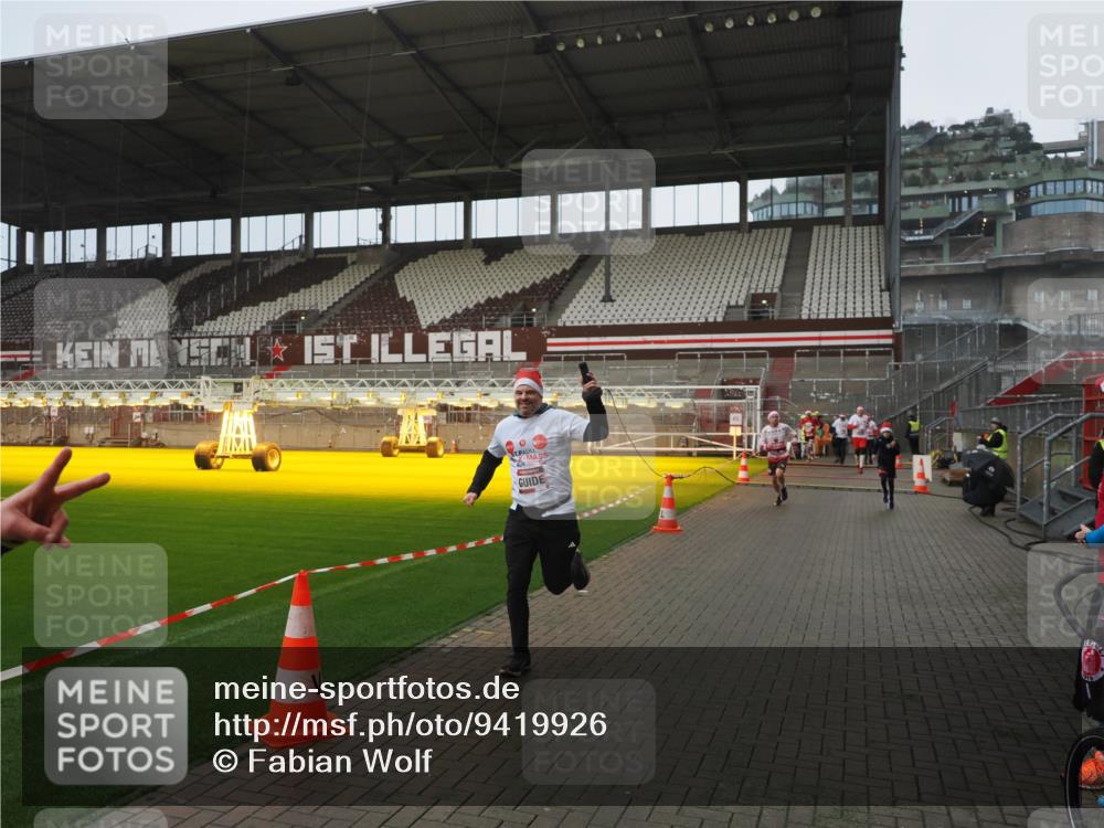 07.12.2025 - St. Pauli X-Mass-Run No. 15 Fabian Wolf http://msf.ph/oto/9419926 07.12.2025 11:35:39 Ziel 527, 535, 2660, 2902, 2962, 3967, 4408, 4843 meine-sportfotos.de