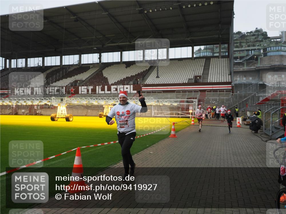 07.12.2025 - St. Pauli X-Mass-Run No. 15 Fabian Wolf http://msf.ph/oto/9419927 07.12.2025 11:35:39 Ziel 527, 535, 2660, 2902, 2962, 3967, 4408, 4843 meine-sportfotos.de
