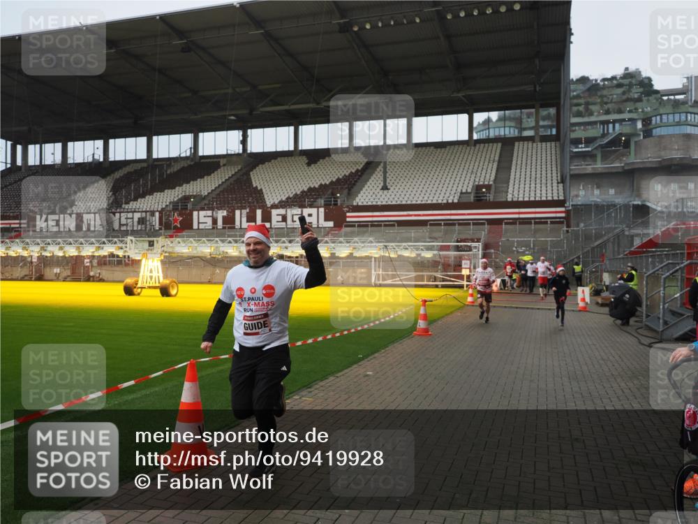 07.12.2025 - St. Pauli X-Mass-Run No. 15 Fabian Wolf http://msf.ph/oto/9419928 07.12.2025 11:35:39 Ziel 527, 535, 2660, 2902, 2962, 3967, 4408, 4843 meine-sportfotos.de