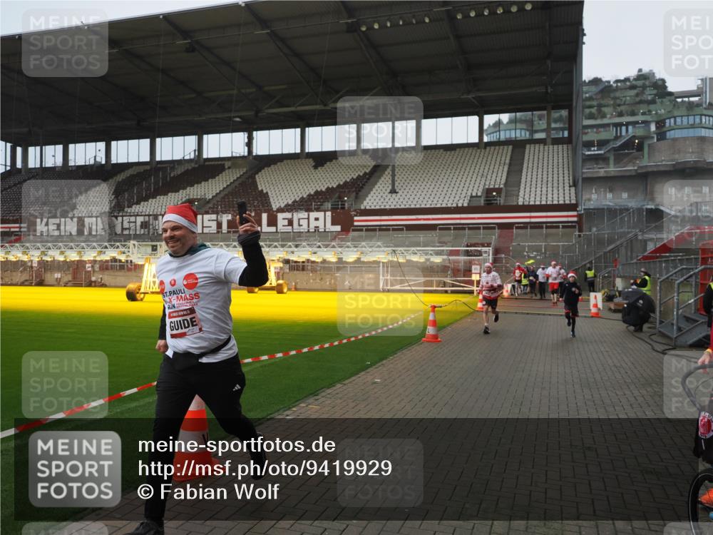 07.12.2025 - St. Pauli X-Mass-Run No. 15 Fabian Wolf http://msf.ph/oto/9419929 07.12.2025 11:35:39 Ziel 527, 535, 2660, 2902, 2962, 3967, 4408, 4843 meine-sportfotos.de