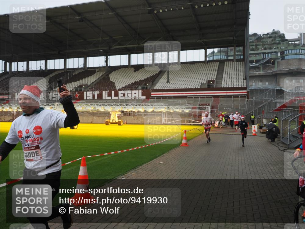 07.12.2025 - St. Pauli X-Mass-Run No. 15 Fabian Wolf http://msf.ph/oto/9419930 07.12.2025 11:35:40 Ziel 527, 535, 2660, 2902, 2962, 3967, 4843 meine-sportfotos.de
