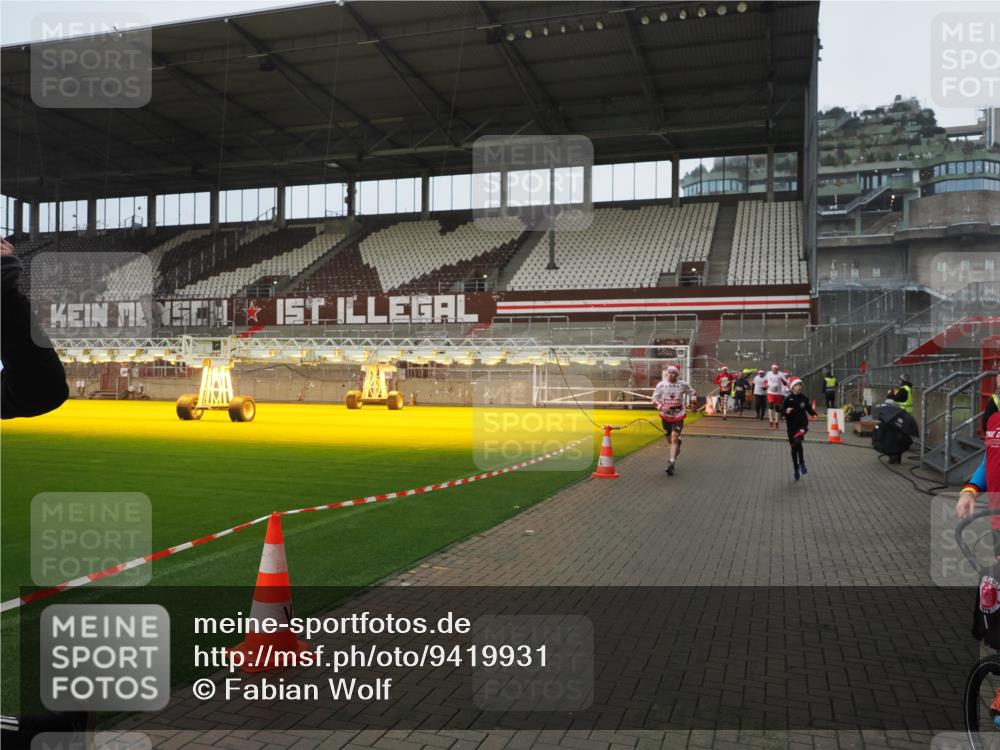 07.12.2025 - St. Pauli X-Mass-Run No. 15 Fabian Wolf http://msf.ph/oto/9419931 07.12.2025 11:35:40 Ziel 527, 535, 2660, 2902, 2962, 3967, 4843 meine-sportfotos.de