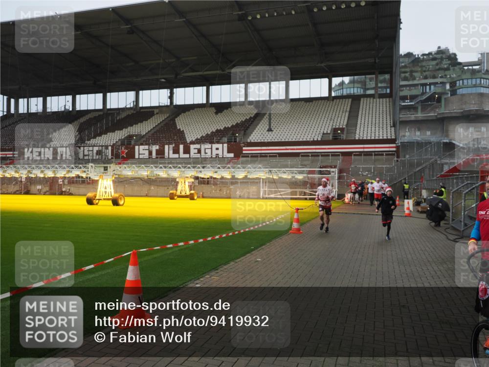 07.12.2025 - St. Pauli X-Mass-Run No. 15 Fabian Wolf http://msf.ph/oto/9419932 07.12.2025 11:35:40 Ziel 527, 535, 2660, 2902, 2962, 3967, 4843 meine-sportfotos.de
