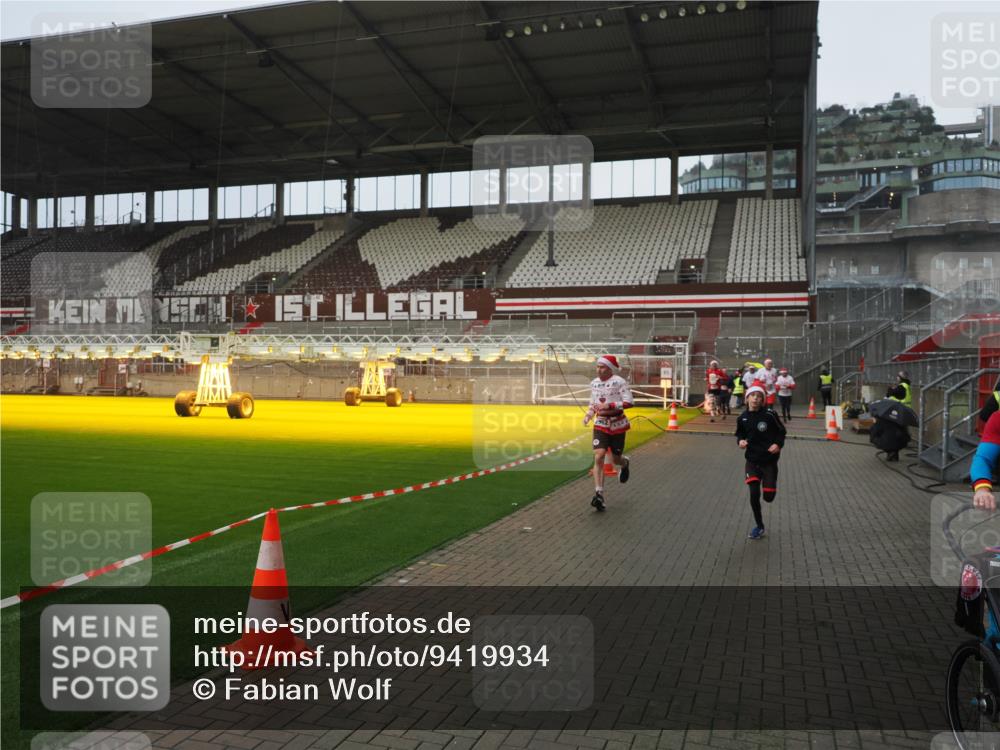 07.12.2025 - St. Pauli X-Mass-Run No. 15 Fabian Wolf http://msf.ph/oto/9419934 07.12.2025 11:35:41 Ziel 527, 535, 1960, 2660, 2902, 2962, 3967, 4816, 4823, 4843 meine-sportfotos.de