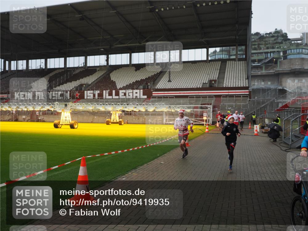 07.12.2025 - St. Pauli X-Mass-Run No. 15 Fabian Wolf http://msf.ph/oto/9419935 07.12.2025 11:35:41 Ziel 527, 535, 1960, 2660, 2902, 2962, 3967, 4816, 4823, 4843 meine-sportfotos.de