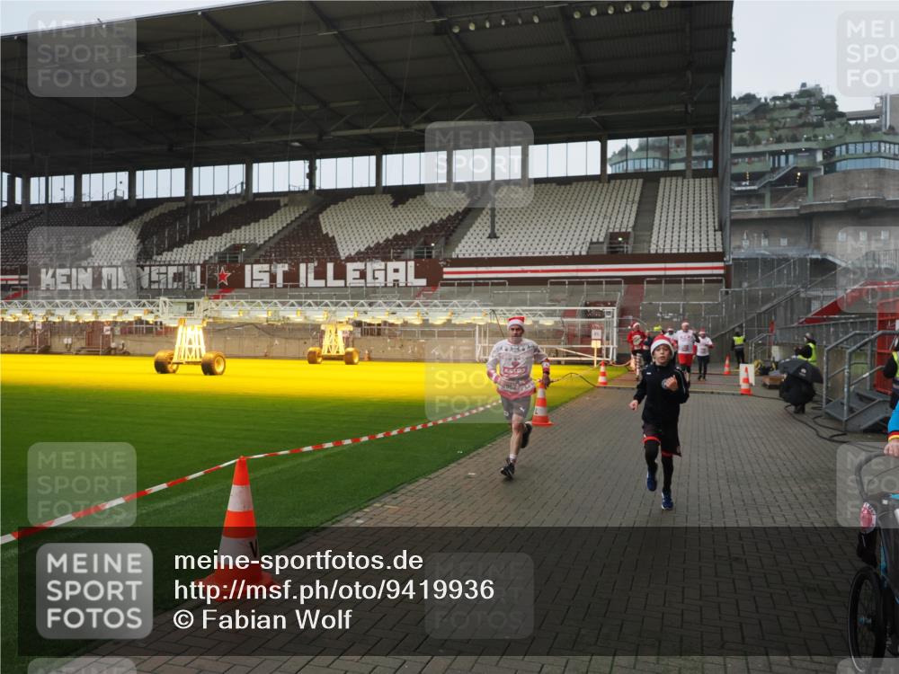 07.12.2025 - St. Pauli X-Mass-Run No. 15 Fabian Wolf http://msf.ph/oto/9419936 07.12.2025 11:35:41 Ziel 527, 535, 1960, 2660, 2902, 2962, 3967, 4816, 4823, 4843 meine-sportfotos.de