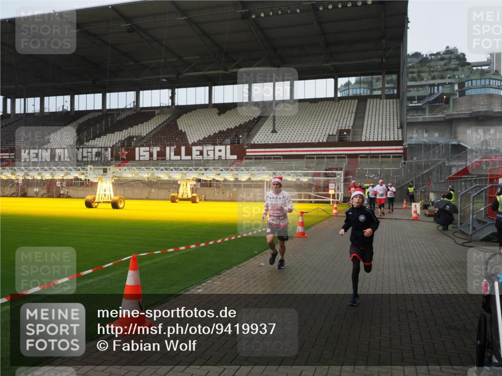 07.12.2025 - St. Pauli X-Mass-Run No. 15 Fabian Wolf http://msf.ph/oto/9419937 07.12.2025 11:35:42 Ziel 527, 535, 1960, 1962, 2660, 2902, 2962, 3967, 4816, 4823, 4843 meine-sportfotos.de