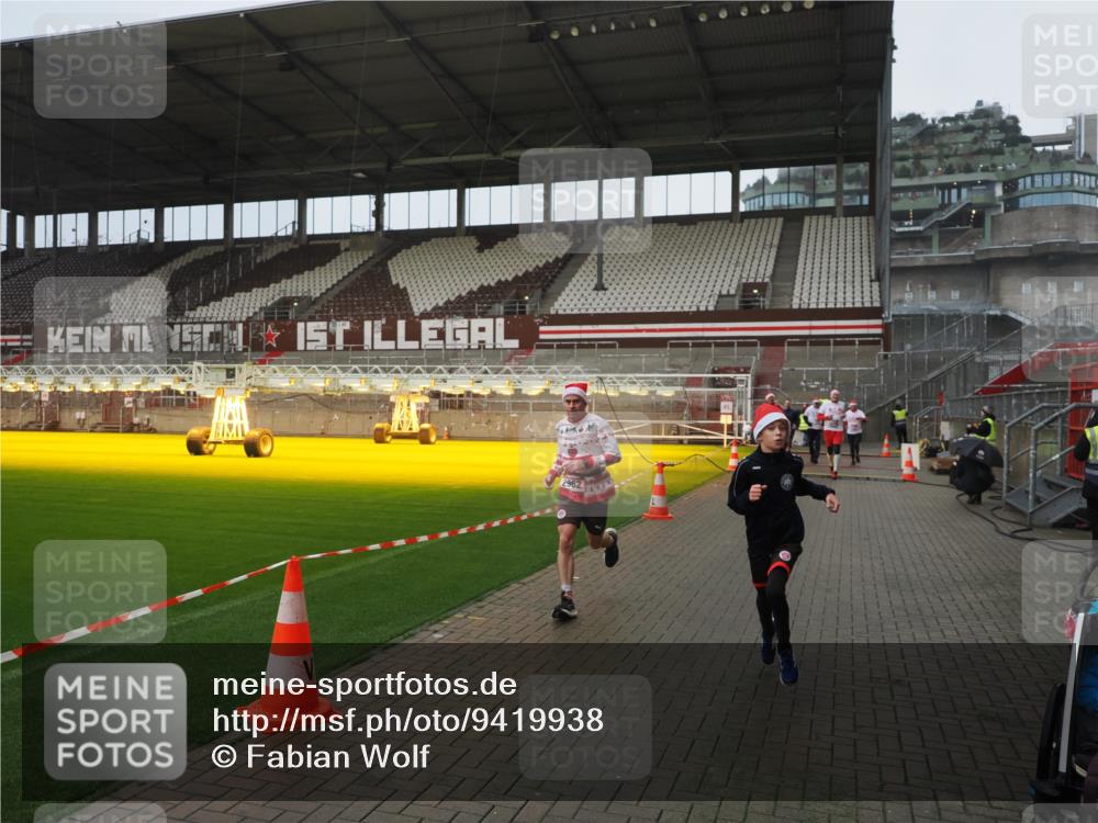 07.12.2025 - St. Pauli X-Mass-Run No. 15 Fabian Wolf http://msf.ph/oto/9419938 07.12.2025 11:35:42 Ziel 527, 535, 1960, 1962, 2660, 2902, 2962, 3967, 4816, 4823, 4843 meine-sportfotos.de