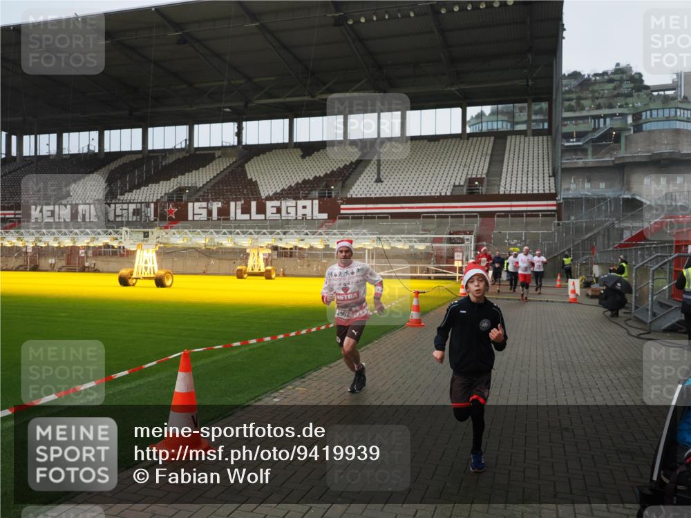 07.12.2025 - St. Pauli X-Mass-Run No. 15 Fabian Wolf http://msf.ph/oto/9419939 07.12.2025 11:35:42 Ziel 527, 535, 1960, 1962, 2660, 2902, 2962, 3967, 4816, 4823, 4843 meine-sportfotos.de