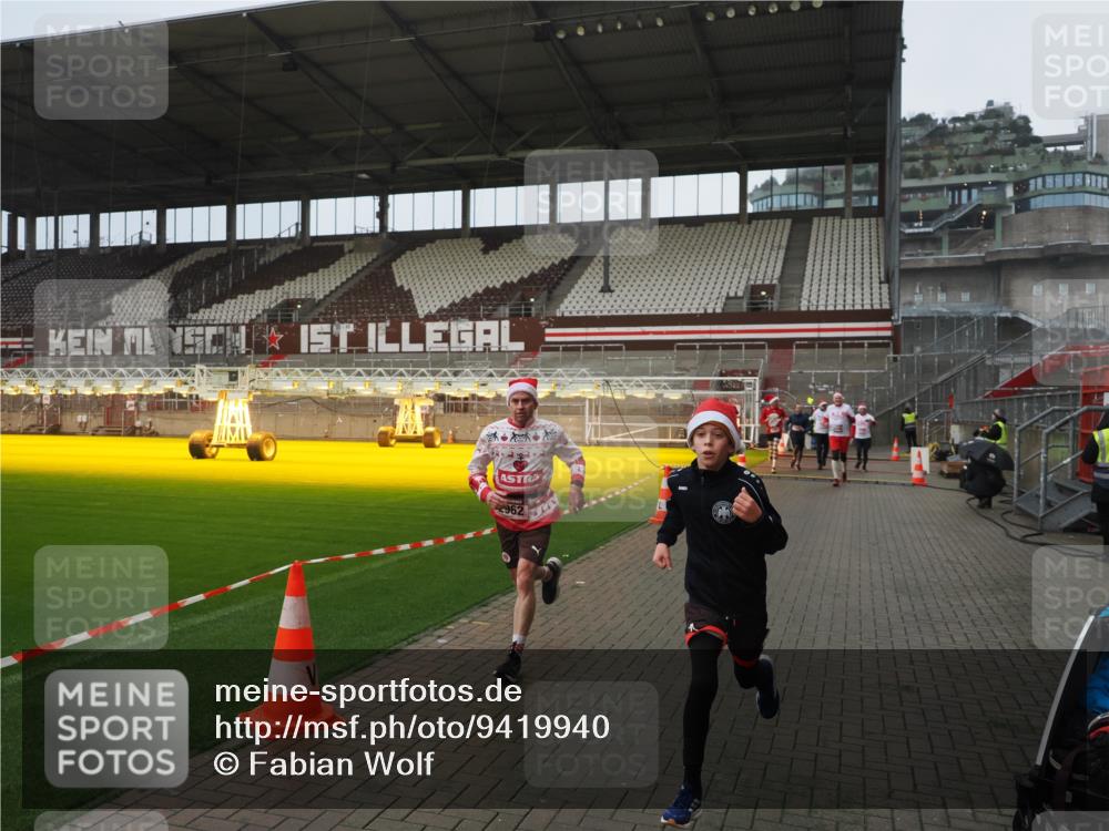 07.12.2025 - St. Pauli X-Mass-Run No. 15 Fabian Wolf http://msf.ph/oto/9419940 07.12.2025 11:35:42 Ziel 527, 535, 1960, 1962, 2660, 2902, 2962, 3967, 4816, 4823, 4843 meine-sportfotos.de
