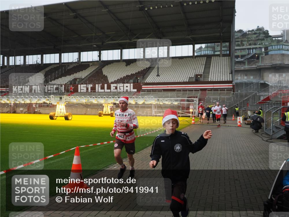 07.12.2025 - St. Pauli X-Mass-Run No. 15 Fabian Wolf http://msf.ph/oto/9419941 07.12.2025 11:35:42 Ziel 527, 535, 1960, 1962, 2660, 2902, 2962, 3967, 4816, 4823, 4843 meine-sportfotos.de