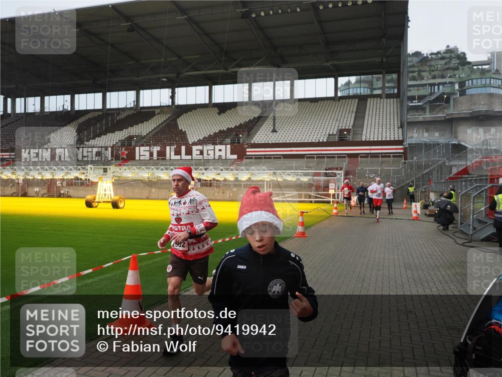 07.12.2025 - St. Pauli X-Mass-Run No. 15 Fabian Wolf http://msf.ph/oto/9419942 07.12.2025 11:35:43 Ziel 527, 535, 1960, 1962, 2660, 2902, 2962, 3967, 4816, 4823, 4843 meine-sportfotos.de