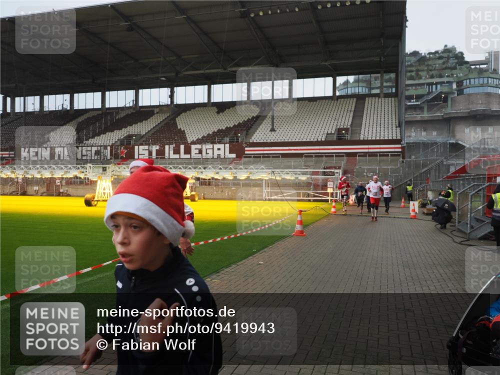 07.12.2025 - St. Pauli X-Mass-Run No. 15 Fabian Wolf http://msf.ph/oto/9419943 07.12.2025 11:35:43 Ziel 527, 535, 1960, 1962, 2660, 2902, 2962, 3967, 4816, 4823, 4843 meine-sportfotos.de