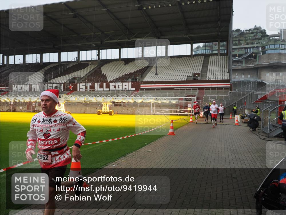 07.12.2025 - St. Pauli X-Mass-Run No. 15 Fabian Wolf http://msf.ph/oto/9419944 07.12.2025 11:35:43 Ziel 527, 535, 1960, 1962, 2660, 2902, 2962, 3967, 4816, 4823, 4843 meine-sportfotos.de