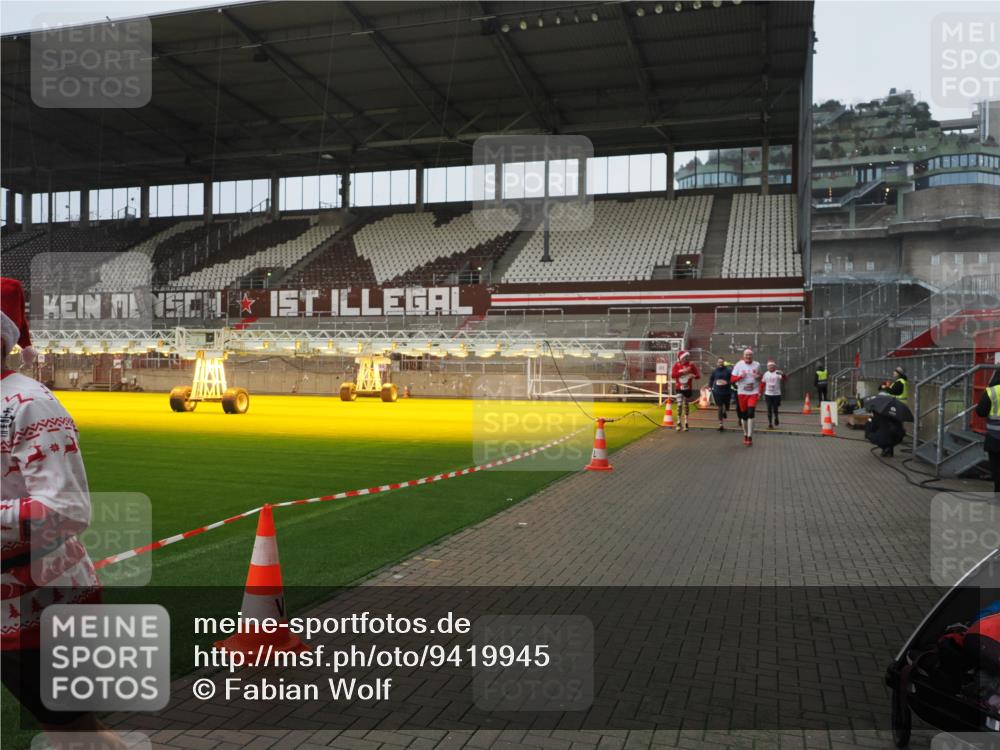 07.12.2025 - St. Pauli X-Mass-Run No. 15 Fabian Wolf http://msf.ph/oto/9419945 07.12.2025 11:35:43 Ziel 527, 535, 1960, 1962, 2660, 2902, 2962, 3967, 4816, 4823, 4843 meine-sportfotos.de