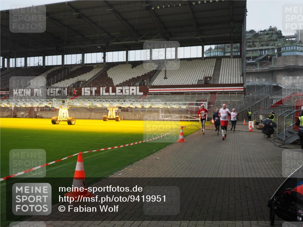 07.12.2025 - St. Pauli X-Mass-Run No. 15 Fabian Wolf http://msf.ph/oto/9419951 07.12.2025 11:35:44 Ziel 1960, 1962, 2660, 2902, 2962, 3967, 4816, 4823, 4843 meine-sportfotos.de