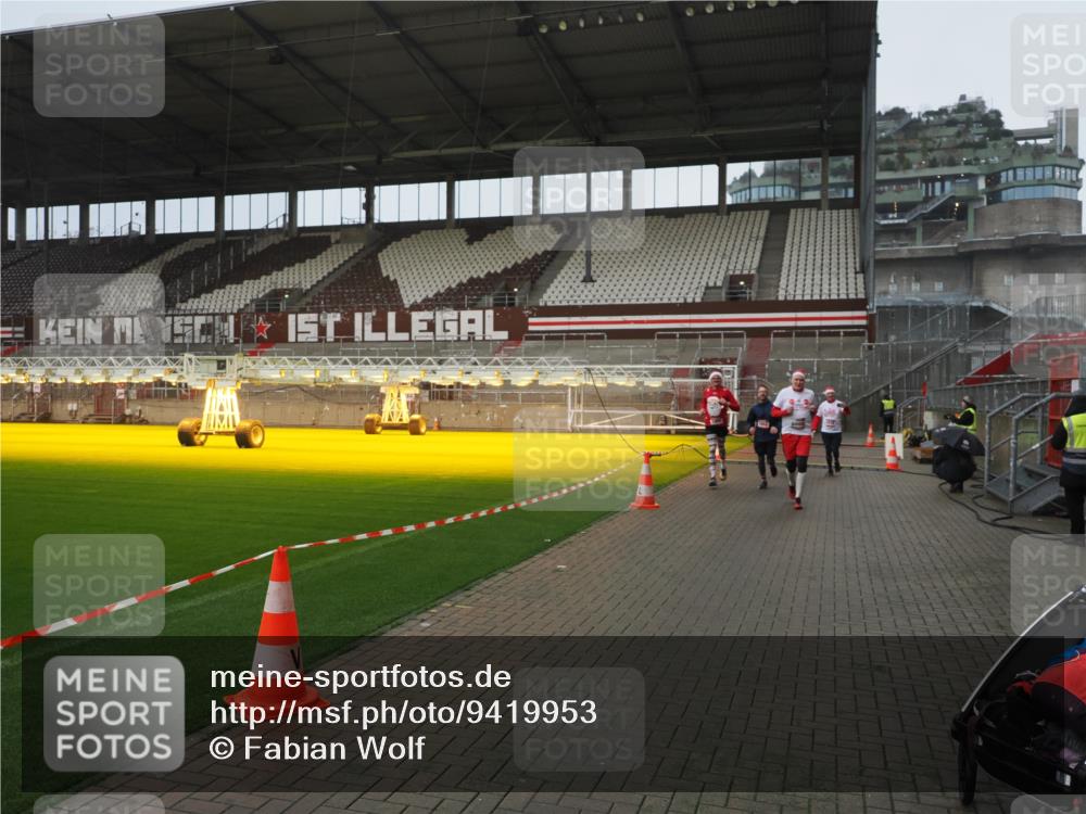 07.12.2025 - St. Pauli X-Mass-Run No. 15 Fabian Wolf http://msf.ph/oto/9419953 07.12.2025 11:35:45 Ziel 1960, 1962, 2660, 2902, 2962, 3967, 4816, 4823, 4843 meine-sportfotos.de