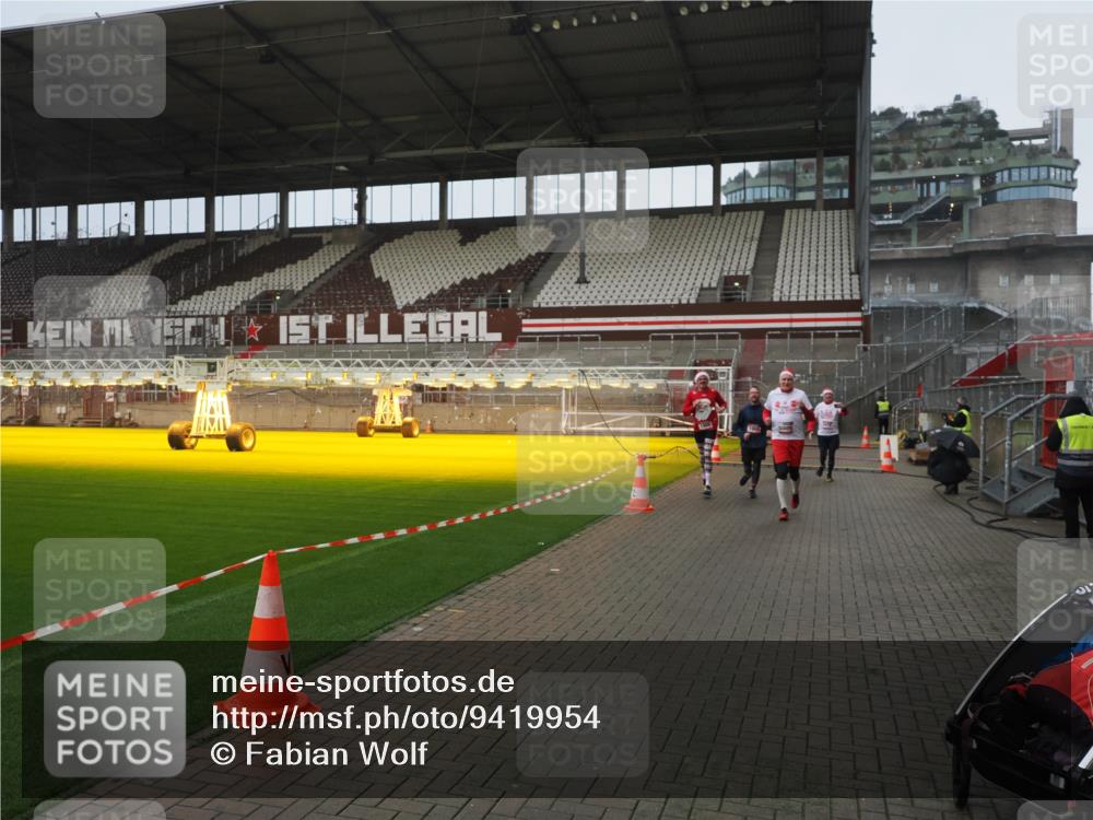 07.12.2025 - St. Pauli X-Mass-Run No. 15 Fabian Wolf http://msf.ph/oto/9419954 07.12.2025 11:35:45 Ziel 1960, 1962, 2660, 2902, 2962, 3967, 4816, 4823, 4843 meine-sportfotos.de