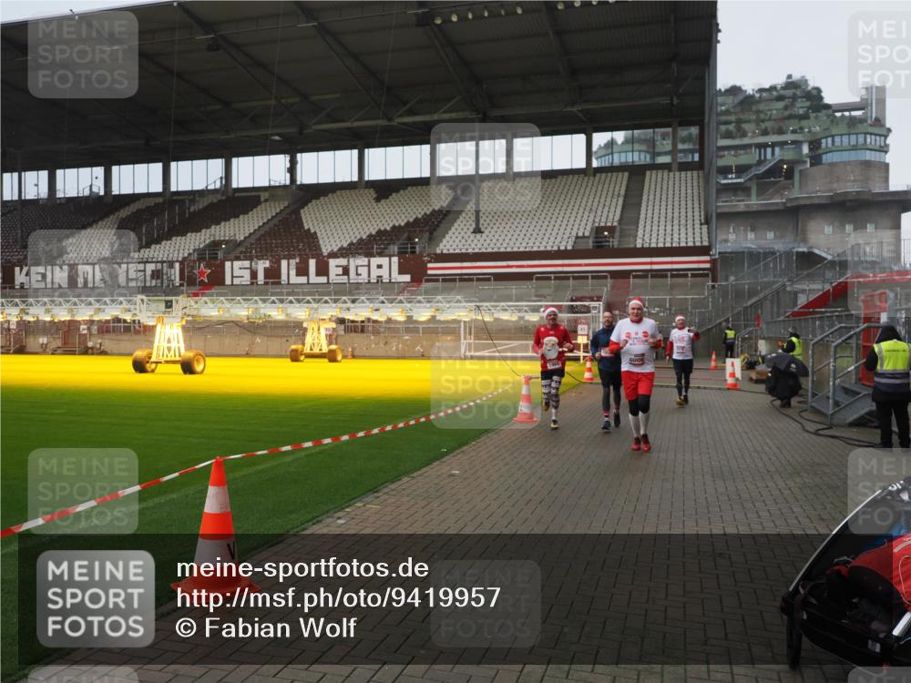 07.12.2025 - St. Pauli X-Mass-Run No. 15 Fabian Wolf http://msf.ph/oto/9419957 07.12.2025 11:35:46 Ziel 1960, 1962, 2902, 2962, 3967, 4816, 4823, 4843 meine-sportfotos.de