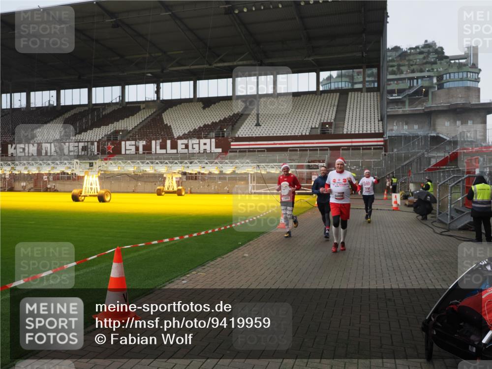 07.12.2025 - St. Pauli X-Mass-Run No. 15 Fabian Wolf http://msf.ph/oto/9419959 07.12.2025 11:35:46 Ziel 1960, 1962, 2902, 2962, 3967, 4816, 4823, 4843 meine-sportfotos.de
