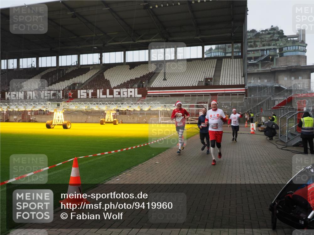 07.12.2025 - St. Pauli X-Mass-Run No. 15 Fabian Wolf http://msf.ph/oto/9419960 07.12.2025 11:35:47 Ziel 1960, 1962, 2902, 2962, 3967, 4816, 4823, 4843 meine-sportfotos.de