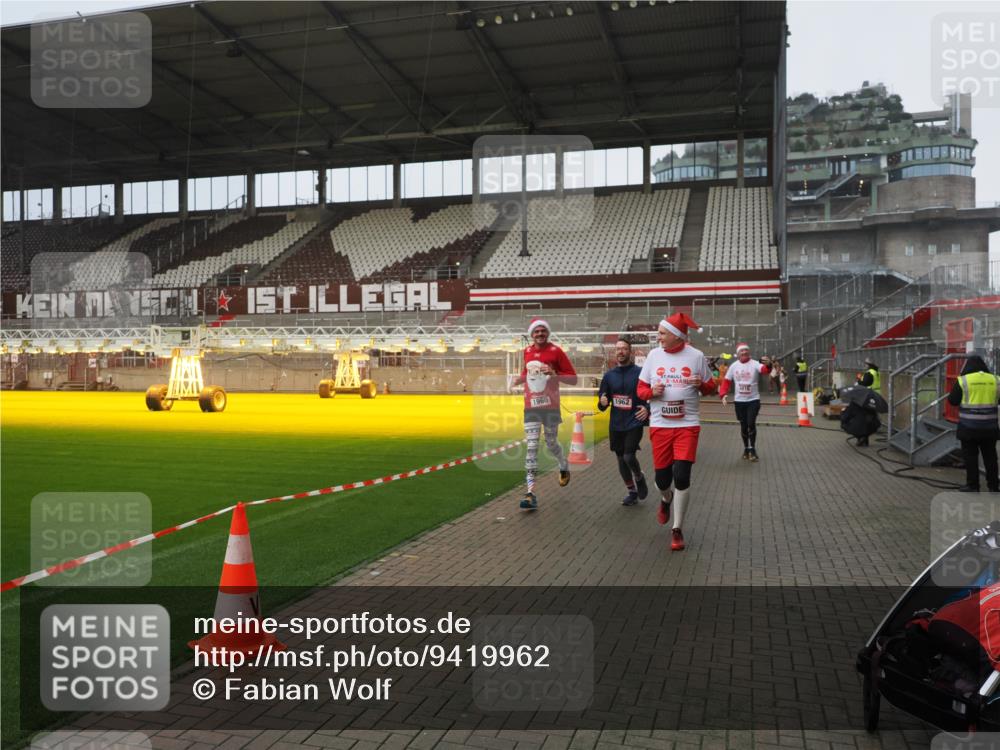 07.12.2025 - St. Pauli X-Mass-Run No. 15 Fabian Wolf http://msf.ph/oto/9419962 07.12.2025 11:35:47 Ziel 1960, 1962, 2902, 2962, 3967, 4816, 4823, 4843 meine-sportfotos.de