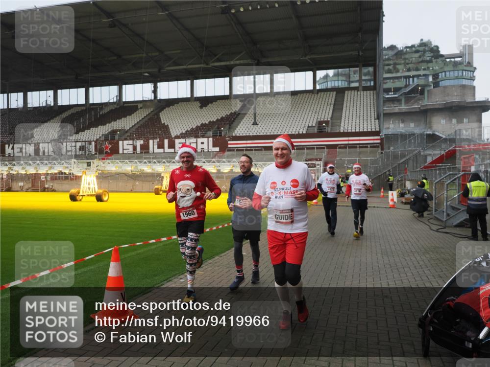 07.12.2025 - St. Pauli X-Mass-Run No. 15 Fabian Wolf http://msf.ph/oto/9419966 07.12.2025 11:35:48 Ziel 1960, 1962, 2902, 2962, 3967, 4816, 4823, 4843 meine-sportfotos.de