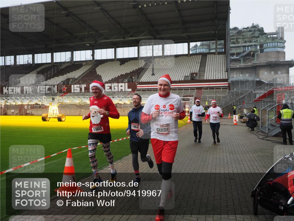 07.12.2025 - St. Pauli X-Mass-Run No. 15 Fabian Wolf http://msf.ph/oto/9419967 07.12.2025 11:35:48 Ziel 1960, 1962, 2902, 2962, 3967, 4816, 4823, 4843 meine-sportfotos.de