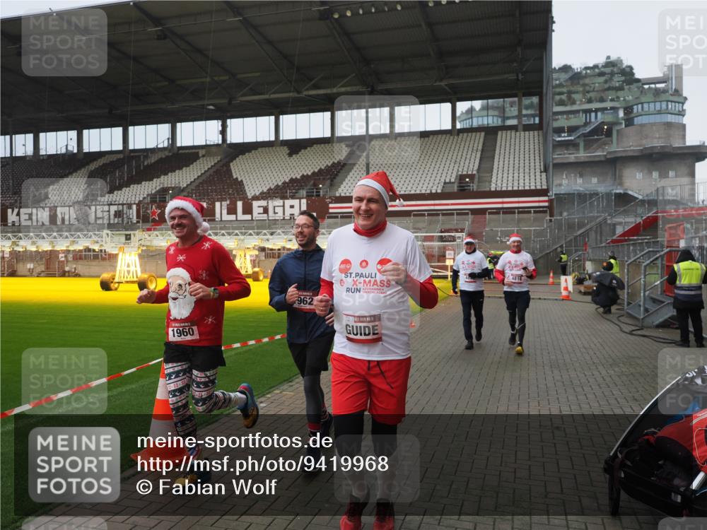 07.12.2025 - St. Pauli X-Mass-Run No. 15 Fabian Wolf http://msf.ph/oto/9419968 07.12.2025 11:35:49 Ziel 1960, 1962, 2902, 2962, 3967, 4816, 4823, 4843 meine-sportfotos.de