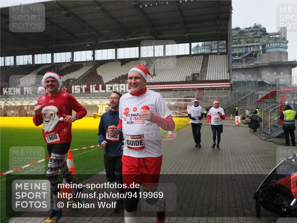 07.12.2025 - St. Pauli X-Mass-Run No. 15 Fabian Wolf http://msf.ph/oto/9419969 07.12.2025 11:35:49 Ziel 1960, 1962, 2902, 2962, 3967, 4816, 4823, 4843 meine-sportfotos.de