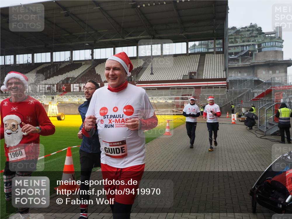 07.12.2025 - St. Pauli X-Mass-Run No. 15 Fabian Wolf http://msf.ph/oto/9419970 07.12.2025 11:35:49 Ziel 1960, 1962, 2902, 2962, 3967, 4816, 4823, 4843 meine-sportfotos.de