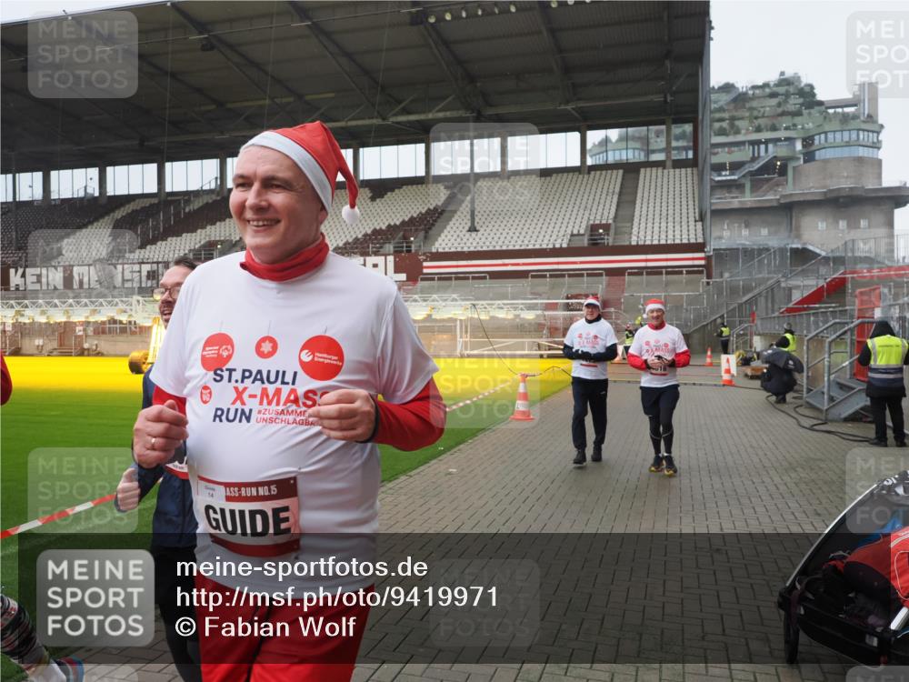 07.12.2025 - St. Pauli X-Mass-Run No. 15 Fabian Wolf http://msf.ph/oto/9419971 07.12.2025 11:35:49 Ziel 1960, 1962, 2902, 2962, 3967, 4816, 4823, 4843 meine-sportfotos.de
