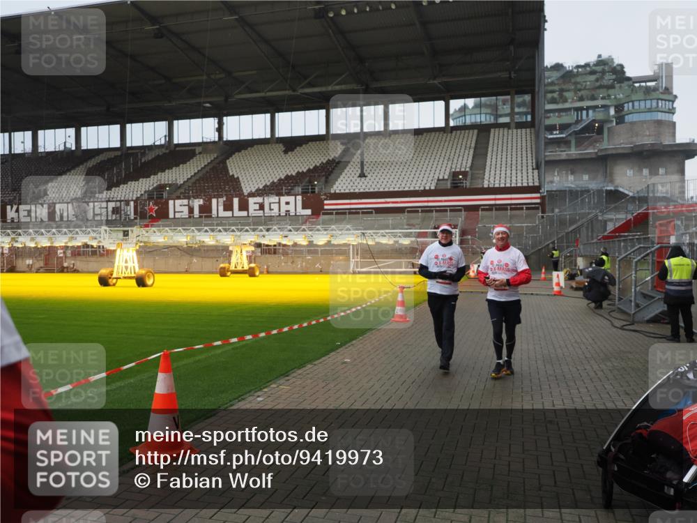 07.12.2025 - St. Pauli X-Mass-Run No. 15 Fabian Wolf http://msf.ph/oto/9419973 07.12.2025 11:35:50 Ziel 1960, 1962, 2902, 2962, 3967, 4816, 4823, 4843 meine-sportfotos.de