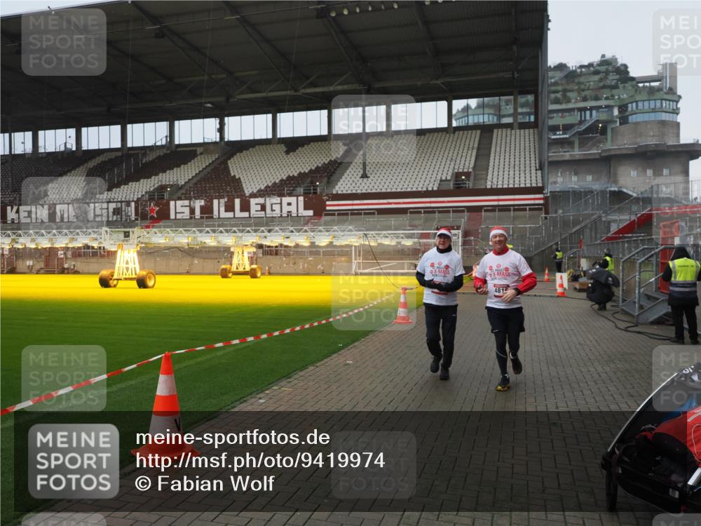 07.12.2025 - St. Pauli X-Mass-Run No. 15 Fabian Wolf http://msf.ph/oto/9419974 07.12.2025 11:35:50 Ziel 1960, 1962, 2902, 2962, 3967, 4816, 4823, 4843 meine-sportfotos.de