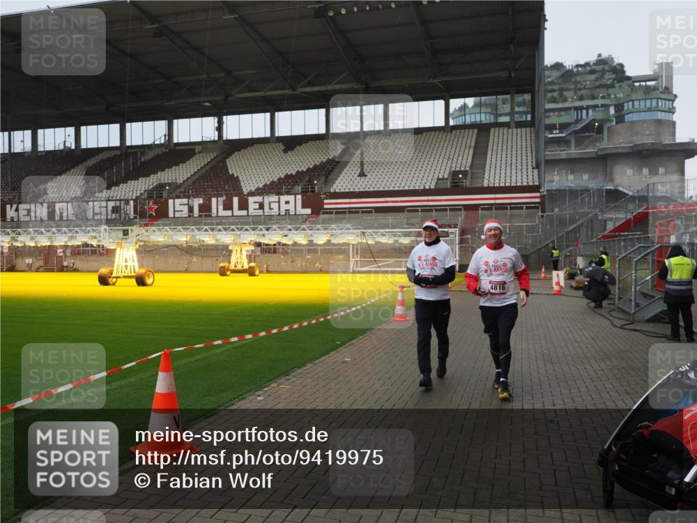 07.12.2025 - St. Pauli X-Mass-Run No. 15 Fabian Wolf http://msf.ph/oto/9419975 07.12.2025 11:35:50 Ziel 1960, 1962, 2902, 2962, 3967, 4816, 4823, 4843 meine-sportfotos.de
