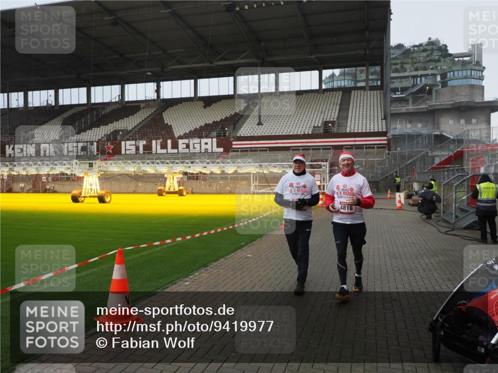 07.12.2025 - St. Pauli X-Mass-Run No. 15 Fabian Wolf http://msf.ph/oto/9419977 07.12.2025 11:35:50 Ziel 1960, 1962, 2902, 2962, 3967, 4816, 4823, 4843 meine-sportfotos.de