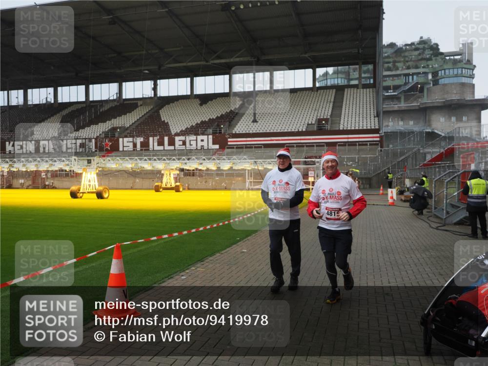 07.12.2025 - St. Pauli X-Mass-Run No. 15 Fabian Wolf http://msf.ph/oto/9419978 07.12.2025 11:35:51 Ziel 1960, 1962, 2902, 2962, 4816, 4823, 4843 meine-sportfotos.de