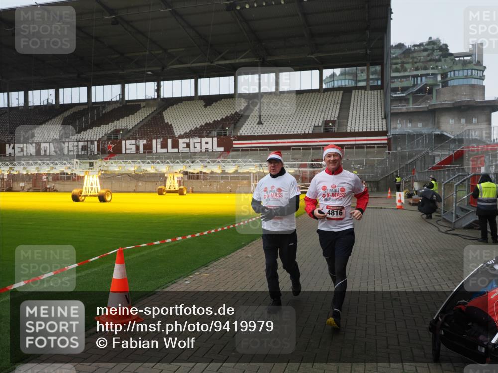 07.12.2025 - St. Pauli X-Mass-Run No. 15 Fabian Wolf http://msf.ph/oto/9419979 07.12.2025 11:35:51 Ziel 1960, 1962, 2902, 2962, 4816, 4823, 4843 meine-sportfotos.de