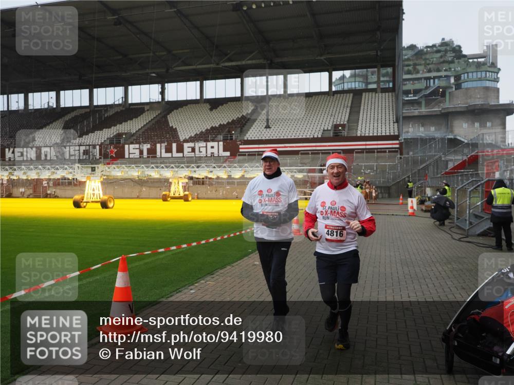 07.12.2025 - St. Pauli X-Mass-Run No. 15 Fabian Wolf http://msf.ph/oto/9419980 07.12.2025 11:35:51 Ziel 1960, 1962, 2902, 2962, 4816, 4823, 4843 meine-sportfotos.de