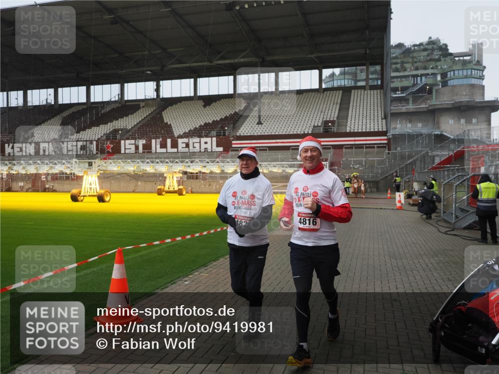 07.12.2025 - St. Pauli X-Mass-Run No. 15 Fabian Wolf http://msf.ph/oto/9419981 07.12.2025 11:35:51 Ziel 1960, 1962, 2902, 2962, 4816, 4823, 4843 meine-sportfotos.de