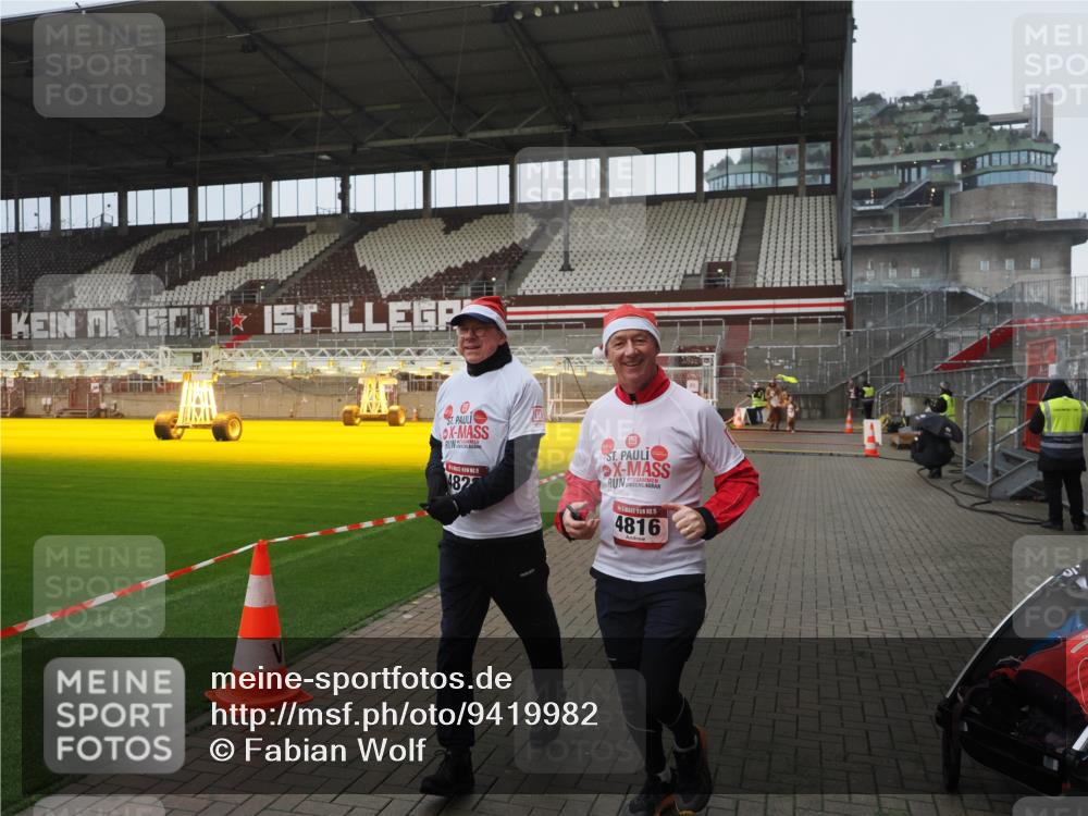 07.12.2025 - St. Pauli X-Mass-Run No. 15 Fabian Wolf http://msf.ph/oto/9419982 07.12.2025 11:35:51 Ziel 1960, 1962, 2902, 2962, 4816, 4823, 4843 meine-sportfotos.de